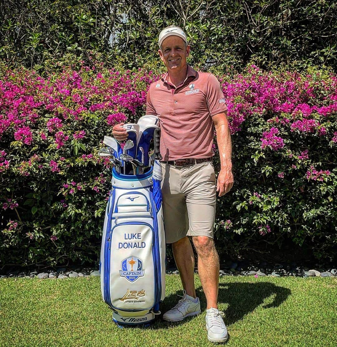 ルーク・ドナルドのインスタグラム：「It’s Masters week and time for a giveaway. This 1 of 1 signed Mizuno “Captains” bag could be yours.   I’m happy to announce that I’ve become an athlete on @airwayzofficial where I’ll be posting a lot of unique content that you won’t be able to find anyways else - including tutorials on how I practice, the drills that I do, the fundamentals I practice in putting, bunker play, short game and wedges. The secrets that got me to World number 1, an inside look into my workouts and how to best prepare your body for competition and much much more.   All you need to do for a chance to win is follow @airwayzofficial and I will pick a winner from one of the first 1K subscribers to my channel. Winner will be picked in 2 weeks. Link in my bio. #airwayz #giveaway #golf #insidelook #tutorials #keepgettingbetter」