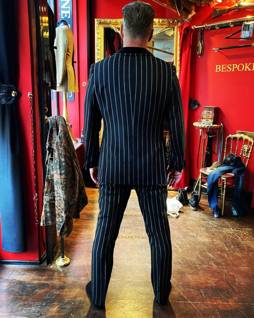 サー トム ベイカーのインスタグラム：「Job done . Don’t fuck with this suit and even less with the wearer @thesmegkingkurt or he will fucking KILL YOU 😝! Great , fluid fit with in all honesty a regular looking shape , yet with a technically challenging figure cos he don’t stop moving when he tries a suit on ! Gary , with all due respect , you aren’t on stage here with King Kurt , it’s not a fucking gig and can you pls stop wriggling about like Houdini !」