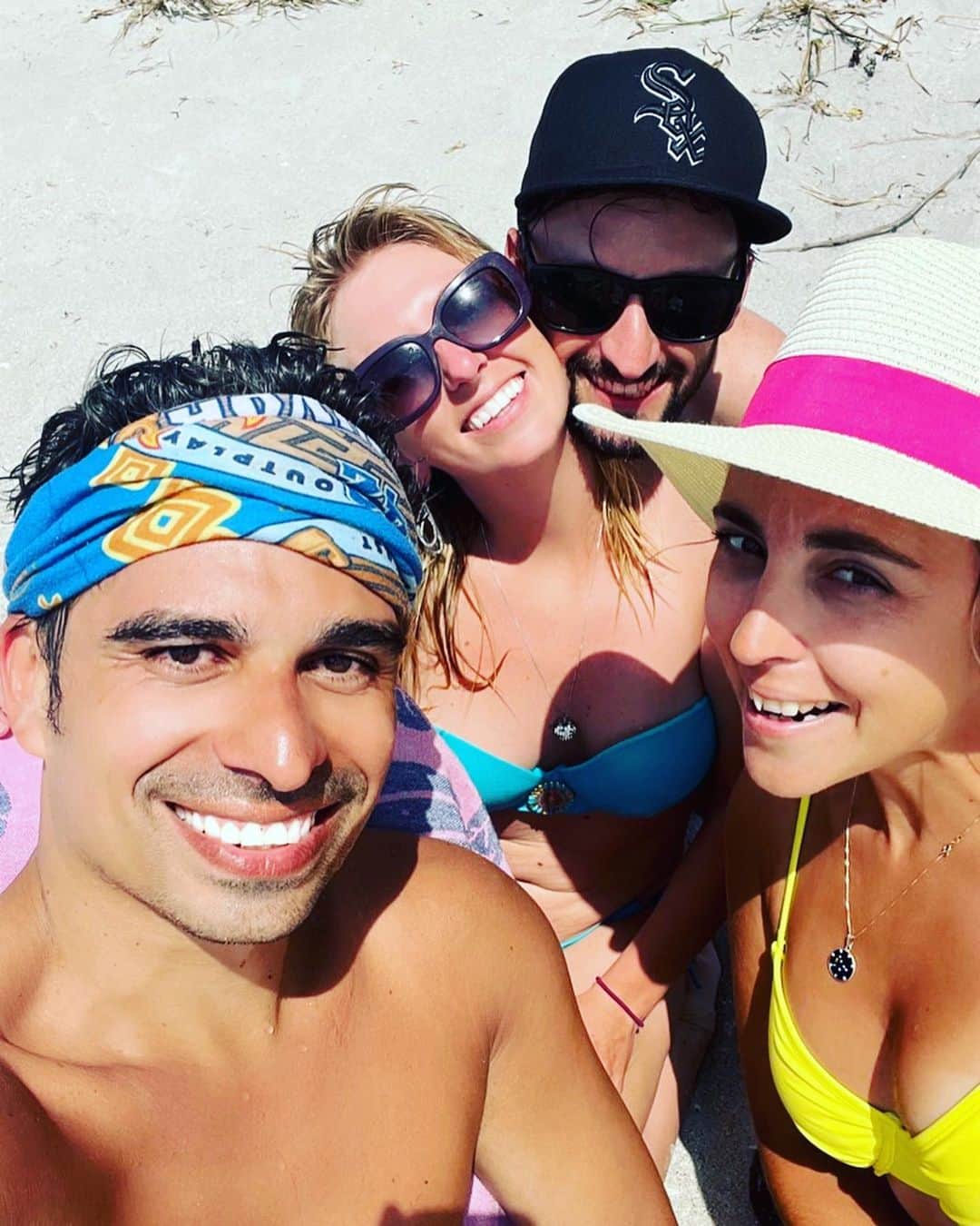 ケイディー・デニーのインスタグラム：「Summertime and the living is easy 🌺🏖🥀😘」