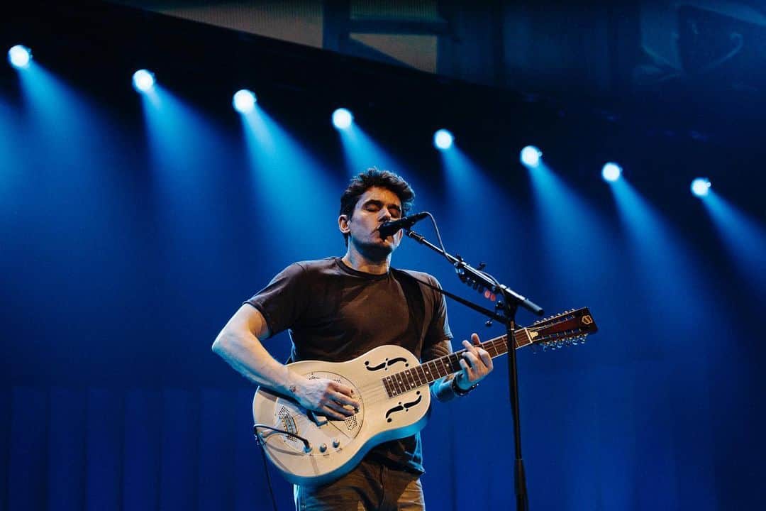 ジョン・メイヤーのインスタグラム：「Solo tour, Denver, CO - another beautiful night. Got the form of the new song “In The Neighborhood” right but was so concerned with doing it “correctly” that I delivered it a bit too fast. Third time is the charm? Got to play some guitar alongside the excellent @joyoladokun which was the cherry on top. Joy, you’re a gem.」