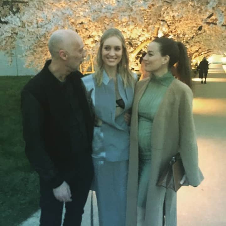 ZOO Magazineさんのインスタグラム写真 - (ZOO MagazineInstagram)「Beautiful Evening in the Amazing Langen Foundation by Fendi @fendi @langenfoundation @silviaventurinifendi   Celebrating the Design Peekaboo Exhibition in Store and after dinner in Langen Foundation, by one of our fav. architects Tadao Ando.  Sandor mit Marlies und Cleo. marlies.pia cleo_oettingen  The current show - Controlled Burn - at Langen Foundation is Curated by Dehlia Hannah & Nadim Samman  Julian Charrière - And Beneath It All Flows Liquid Fire, 2019  Installation view, Controlled Burn, Langen Foundation, Neuss, Germany, 2022  #fendi #langenfoundation #silviafendiventurini #zoomagazine #sandorlubbe #düsseldorf #cleovonoettingenspielberg #marliespia」4月6日 5時13分 - zoomagazine