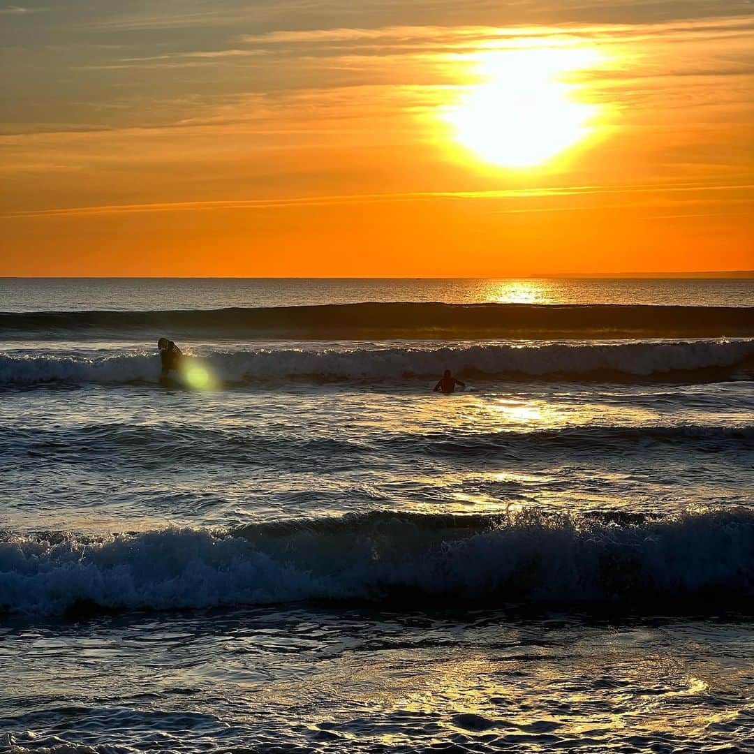 ナイジェル・バーカーさんのインスタグラム写真 - (ナイジェル・バーカーInstagram)「Sunset behind you or in your face? #swipeleft #springbreak #family #sunset #beachlife」4月6日 5時16分 - nigelbarker