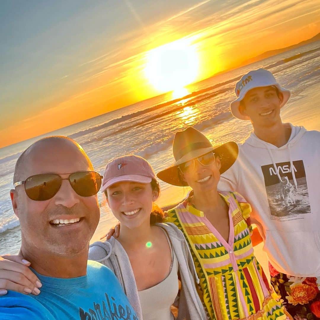 ナイジェル・バーカーのインスタグラム：「Sunset behind you or in your face? #swipeleft #springbreak #family #sunset #beachlife」