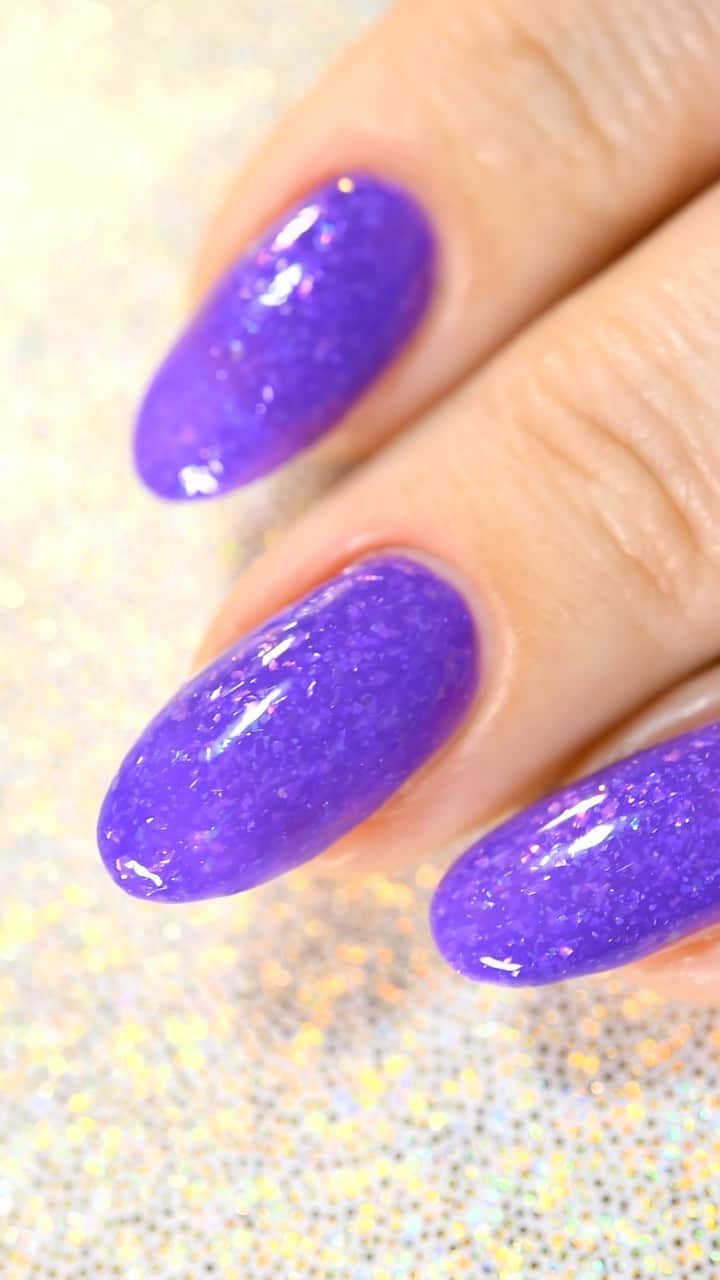 Sveta Sandersのインスタグラム：「@tipsnailpolish Sage 💜 нежно-фиолетовый оттенок лака в сочетании с блеском слюды, очень красивый эффект!」