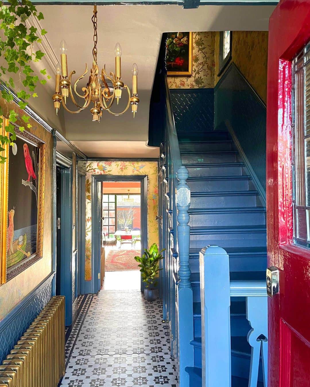 MT DOMAINEのインスタグラム：「A doorway view from the front to the back of the house.   (Via @artdecojewel)」