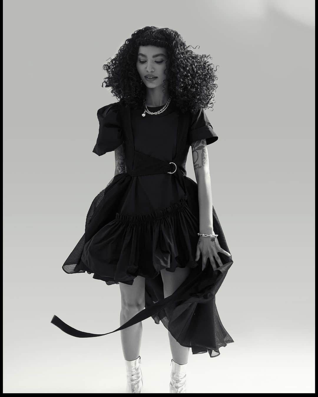 アディアムのインスタグラム：「#SophiaRoe in Look 27 from the #ADEAM Spring Summer 2023 Collection for #SchönMagazine.   Styled by: @LizzyRosenberg」