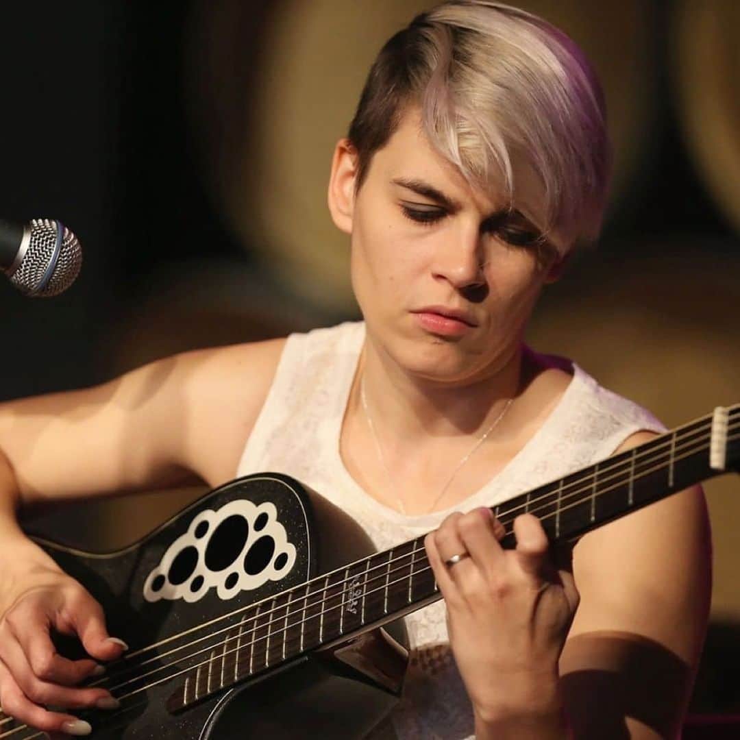 カーキ・キングのインスタグラム：「Kaki King’s EVERYBODY LOVES YOU Spring tour ends *tomorrow* at the @thekate_ct in Old Saybrook, CT at 7:30 pm. Tix in bio. 🎟️ See you there!  . . . #kakiking #everybodylovesyou #connecticut #guitarist」