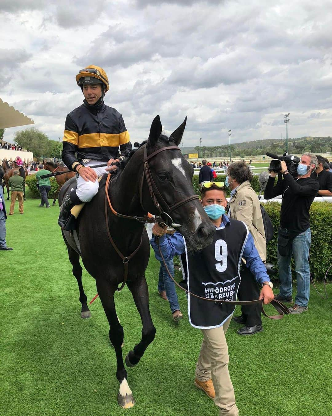 ホタのインスタグラム：「Como nos has echo disfrutar , retirada de un campeón 🖤  🥇Gran premio de Madrid  🥈Derby  🥇Premio Francisco Cardenas  🥇Premio Corpa」