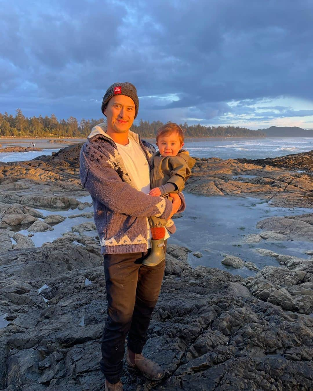 パトリック・チャンのインスタグラム：「Baby on board 🏄🏻‍♂️   #tofino #wavewatchers @wickinnbc」