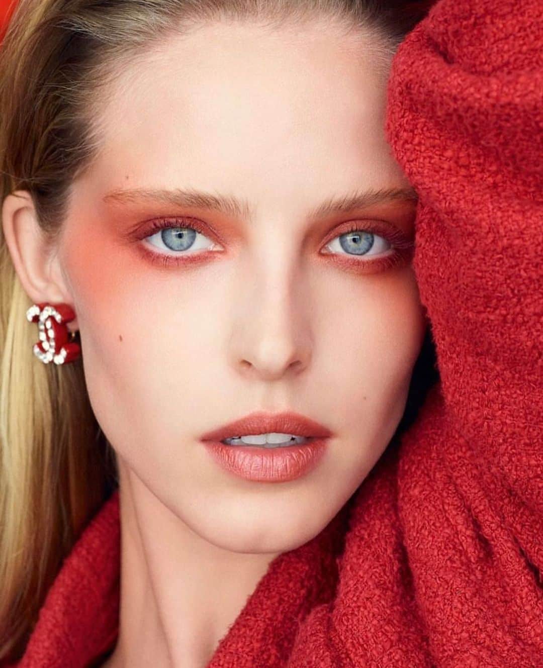 のインスタグラム：「@chanelofficial by @karimsadli ♥️ @cecileparavina @damienboissinothair @leilasmara @alexandrajanowski @mathieuplainfosse @chanel.beauty」