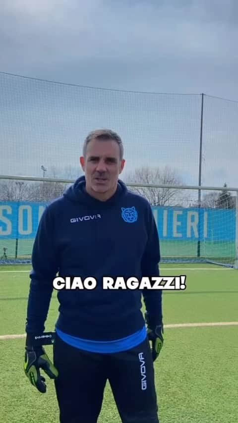 ステファノ・ソレンティーノのインスタグラム：「ECCOLOOOOO ✈️  🔜 Ragazzi vi aspetto per il 1° Camp Stefano Sorrentino  🏔️ Dal 25 Giugno al 1° Luglio a Bardonecchia ⚽️ Tra allenamenti, video con Sergej e tanto ancora!   ❗️Solo 60 posti disponibili!  ➡️ Per info e prenotazioni www.bekings.it   Vi aspetto! 🙌🏻」