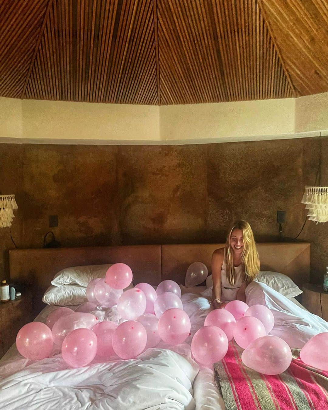 シェヘラザード・ゴールドスミスのインスタグラム：「23 and across the world. Woke up in Patagonia. My adventurous girl and her wild soft heart. Happy, happy birthday my beautiful Umi @umagoldsmith We miss you. xxxxx」