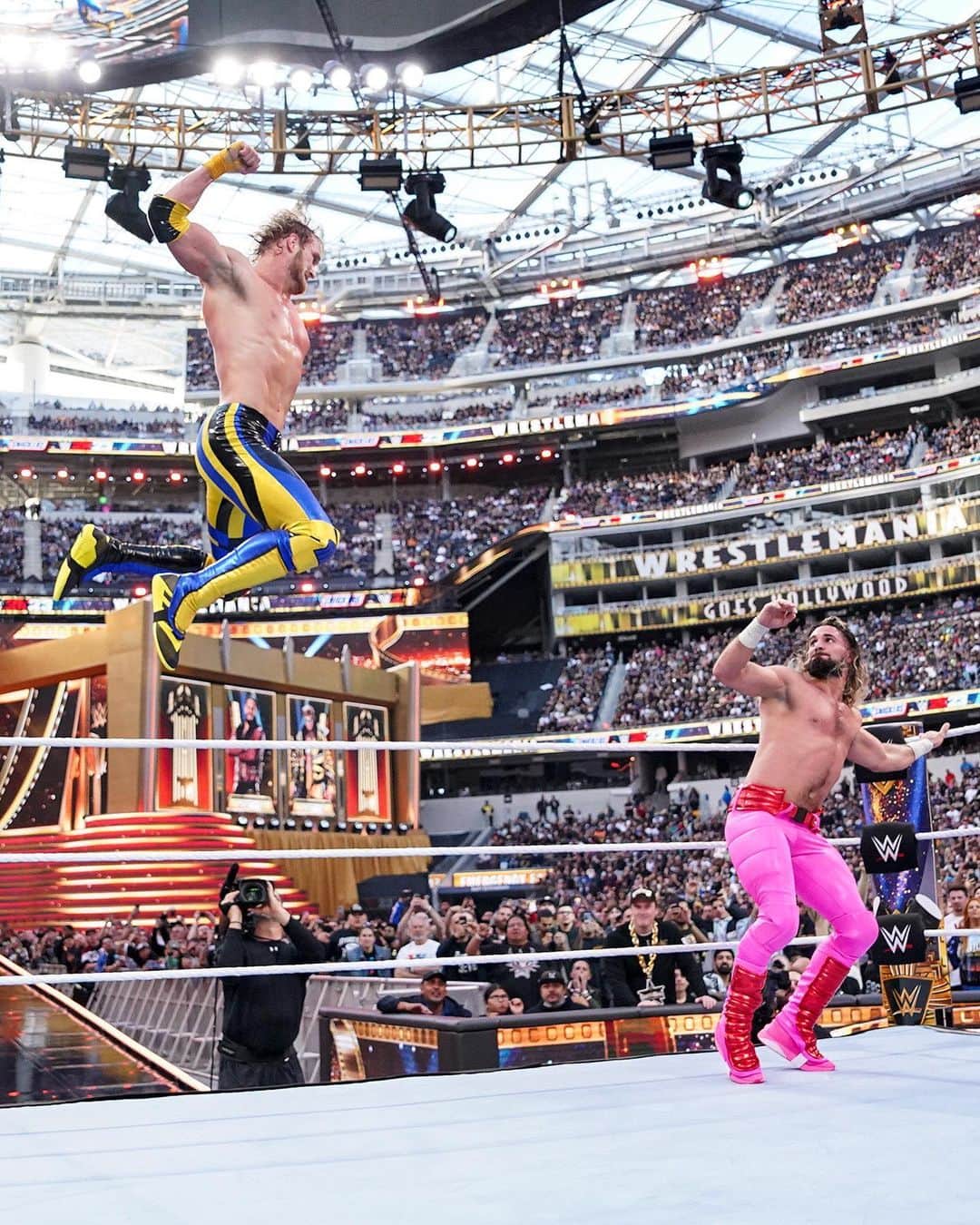 セス・ロリンズのインスタグラム：「@wwerollins vs. @loganpaul was one of #WrestleMania Saturday’s most insane matches! 🔥」