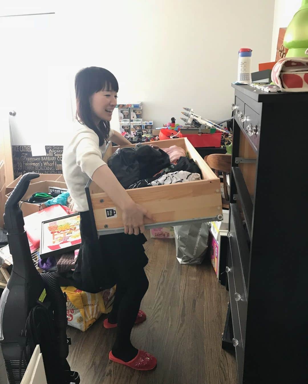 近藤麻理恵のインスタグラム：「This is the scene from a past tidying lesson I completed about 6 years ago! I love helping people discover what sparks the most joy in their homes.」