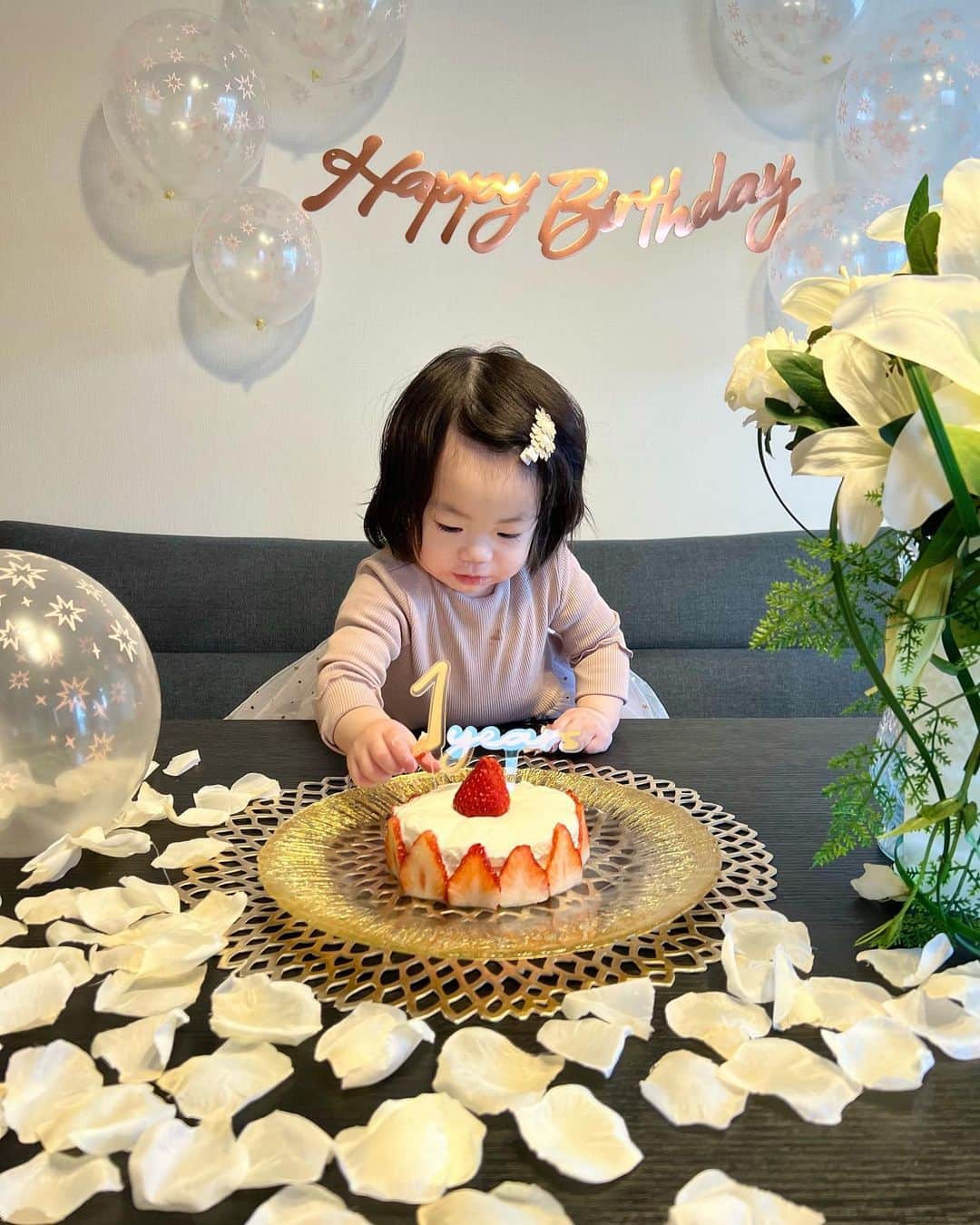 丸山裕理さんのインスタグラム写真 - (丸山裕理Instagram)「. 誕生日ケーキ🕊𓂃𓈒𓏸 . 少し前ですが娘の誕生日に作った スマッシュケーキを。 . インスタで素敵な投稿がたくさんあったので 自分でもチャレンジしました🫶🏻 . ▶︎スポンジは食パン ▶︎クリームは水切りしたヨーグルトです。 . ▶︎とても気に入っているブーケはお友達のめぐみん @atelier_kurinso 💐 ▶︎お皿は @francfranc_official  ▶︎ケーキトッパーは @3coins_official  ▶︎飾りつけは100均です。 . 娘はきっと覚えていないし 完全に母の自己満足ですが😂、 大きくなったら一緒に写真を見返せたらいいです。 . １歳おめでとう🎈 . . #1歳誕生日 #スマッシュケーキ #スマッシュケーキ手作り #スマッシュケーキ撮影 #新米ママ #2022年3月生まれ #誕生日ケーキ #赤ちゃんのいる生活 #oneyearold #1yearsになってるのはご愛嬌😂 #動画はところどころ真顔 笑」4月6日 17時01分 - yuri_maruyama1213