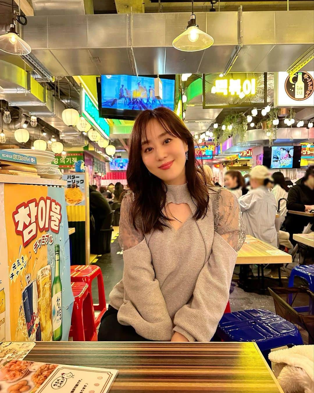 村上麻衣のインスタグラム：「韓国横丁です♪  たくさんのお店が入っていて、 ポップでカラフルで ワイワイガヤガヤしていて お値段もお安くて  楽しかったぁ💗  やかんでまっこり。  #新大久保 #韓国横丁 #新大久保グルメ #新大久保食べ歩き #韓国料理 #japan #tokyo」