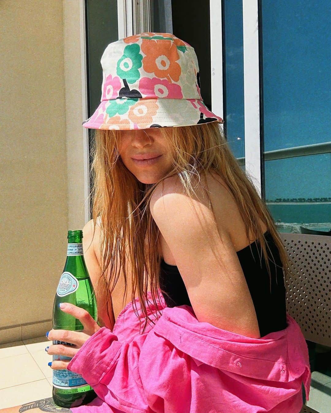 マリメッコのインスタグラム：「Who's already dreaming of summer vacay? ✋ @tyttibeat basking in the warmth of the sun wearing our Mäkikaura Unikko bucket hat.  Explore our Kioski collection at marimekko.com. Link in bio. #marimekko #marimekkokioski」