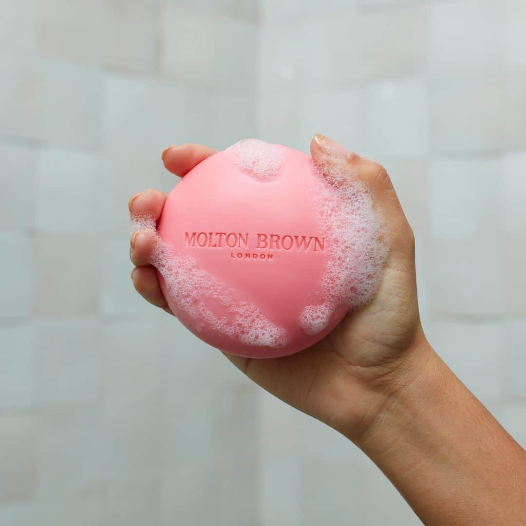 モルトンブラウンのインスタグラム：「Get your hands on this new Perfumed Soap in our smouldering, woody-spicy Fiery Pink Pepper fragrance - triple-milled to give you the smoothest, creamiest lather.」