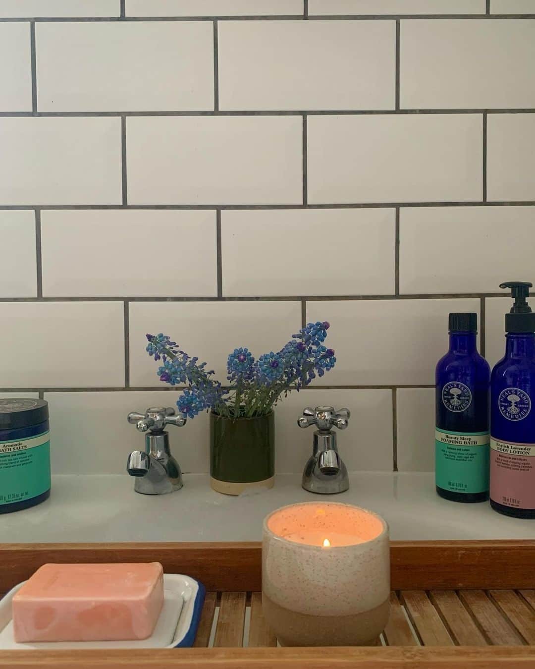 Neal's Yard Remediesさんのインスタグラム写真 - (Neal's Yard RemediesInstagram)「A dreamy Spring bathroom setup from 📷 @Ivycottageonthegram, featuring our English Lavender Body Lotion and our Beauty Sleep Foaming Bath. ⁠ ⁠ What's your favourite Neal's Yard Remedies bathroom product?🌼 🌷 Comment below!」4月6日 17時01分 - nealsyardremedies