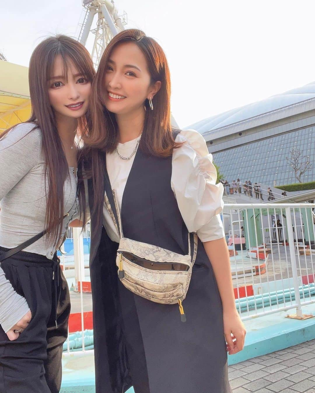 水野佑香さんのインスタグラム写真 - (水野佑香Instagram)「今日から長女の新学期スタート。  小学2年生になりました🌸  春休み後半、午後休して @kagomika 親子👧👶 @ririkakotobuki 親子👧と 後楽園で遊んできたよー❤️  下の子も同い年のみかちゃん親子と 先に待ち合わせしてアソボーノ。 意外と混んでなくて下の子大はしゃぎでした☺︎  リリカちゃん親子が来るタイミングで 後楽園ゆうえんちへ移動。  小2と小3お姉ちゃんず👧👧👧❤️ 手をつないでアトラクション並んで めちゃくちゃ仲良くなってて母嬉しい！  下の子はまだまだ絡めない2歳児👶👶✨  お菓子交流&たまに阿吽の呼吸？ みたいな交信をしてて可愛い…。  結果、めちゃくちゃ楽しい1日でした☺︎  ズボラな私らしく、 ボディバッグは全開でーす🤣www  #子供とお出かけ部  #後楽園  #アソボーノ  #ママ会  #ママコーデ #子供もママも楽しい #時間が足りない #40代 #43歳 #アラフォー #エイジングケア #アンチエイジング #水野祐香 #加齢に負けず華麗に生きる」4月6日 16時54分 - mizuno_yuka