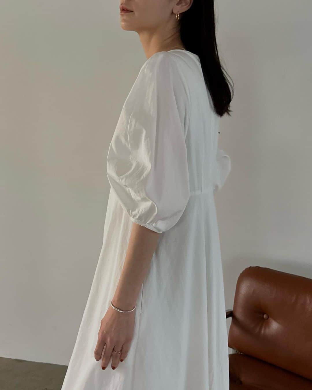 clane_officialさんのインスタグラム写真 - (clane_officialInstagram)「■NEW ARRIVAL 4月7日(金)発売アイテムをご紹介。  デコルテに走るラインがポイントのパフスリーブワンピース。素材はタイプライターを使用し、軽くてカジュアルに仕上げました。女性らしいデコルテに見えるよう、少し深めのUネックにラインを通し、パフスリーブは袖山にギャザーは入れずモードな印象に。  身頃はゆったりとしたフレアシルエットで幅広い体型の方に着用いただけます。ウエストに切り替えを入れてウエスト位置も高く見えるよう拘りました。全色裏地付きなので、透けの心配もなく着用いただけます。  ✔︎ STRAIGHT LINE VOLUME PUFF ONE PIECE ¥24,200 カラー：ホワイト、ブルー、ブラック  #CLANE」4月6日 16時56分 - clane_official