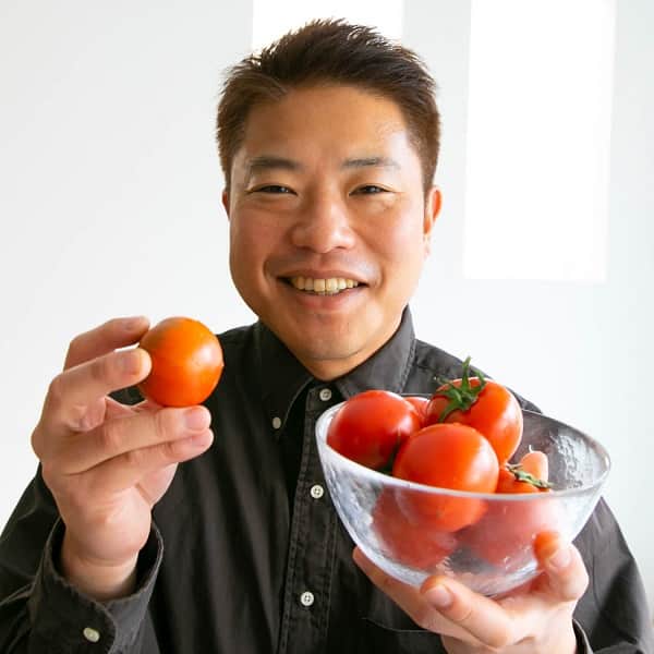 栗原心平さんのインスタグラム写真 - (栗原心平Instagram)「＼「トマ王 潮」の販売は４月末まで！／ (※天候や収穫状況により変動する場合がございます。)  大好評 販売中の「トマ王 潮」は残り１ヵ月となりました。 このトマトは、スイカに塩をふって甘みがきわ立っている、 そんな感覚のフルーツトマトです。  今まで食べたトマトの中でNo.1の美味しさ、 生産しているところを探してしまうほど美味しい、など 大変うれしいお声を寄せていただいています。  栗原心平のオリジナルレシピ「トマトのシロップ漬け」も、 ぜひこのトマトで作っていただきたいレシピです。  #栗原心平 #shimpeikurihara #ごちそうさまチャンネル #ごちそうさまオフィシャル #トマ王潮 #潮トマト #フルーツトマト #トマト #旬 #旬のごちそう」4月6日 17時00分 - gochisosamachannel