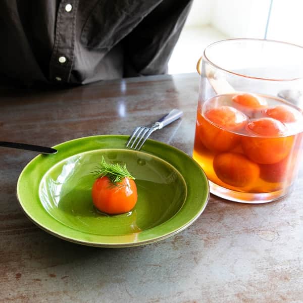 栗原心平さんのインスタグラム写真 - (栗原心平Instagram)「＼「トマ王 潮」の販売は４月末まで！／ (※天候や収穫状況により変動する場合がございます。)  大好評 販売中の「トマ王 潮」は残り１ヵ月となりました。 このトマトは、スイカに塩をふって甘みがきわ立っている、 そんな感覚のフルーツトマトです。  今まで食べたトマトの中でNo.1の美味しさ、 生産しているところを探してしまうほど美味しい、など 大変うれしいお声を寄せていただいています。  栗原心平のオリジナルレシピ「トマトのシロップ漬け」も、 ぜひこのトマトで作っていただきたいレシピです。  #栗原心平 #shimpeikurihara #ごちそうさまチャンネル #ごちそうさまオフィシャル #トマ王潮 #潮トマト #フルーツトマト #トマト #旬 #旬のごちそう」4月6日 17時00分 - gochisosamachannel