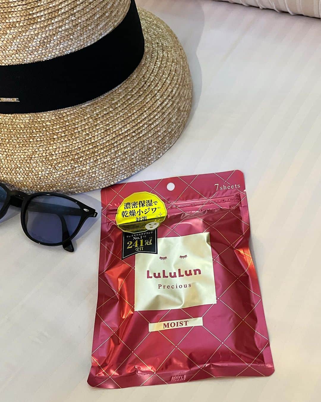 のインスタグラム：「🩷🩷 みんな大好きルルルンの顔パック❤️ @lululun_jp   ルルルンプレシャスRED（モイスト） 528円（税込）/ 7枚入り  乾きやすい大人の肌に ごわついた肌をやわらげ、 ゴクゴク角質層まで潤う肌へ✨ 乾燥によるくすみを防ぎハリツヤを与えて、 パッときらめく肌へ🍀  健やかな肌環境を支える“皮脂”に着目。健康な22歳の皮脂を再現した植物由来の複合オイル・L22®で、年齢とともに崩れがちな皮脂を補い、バランスを整え、乾燥やごわつきをセーブ！健やかでいきいきとしたハリ肌へと導きます😌  ＊ 保湿成分 トリ脂肪酸（C18-36）グリセリル、トリ脂肪酸（C12-18）グリセリル、ホホバエステル、スクワレン、マカデミアナッツ脂肪酸フィトステリル、フィトステロールズ、トコフェロール  超極厚ふっくらシートで肌をじんわり潤す🤍着け心地が良くて好き🫢❣️  旅行先にも持っていきやすいパうちタイプ💕デイリーケアにおすすめ❤️ 沖縄でもしっかりケアしたよ😍  #ルルルンプレシャス #ルルルン #pr#顔パック#シートマスク#デイリーケア#旅行必需品」