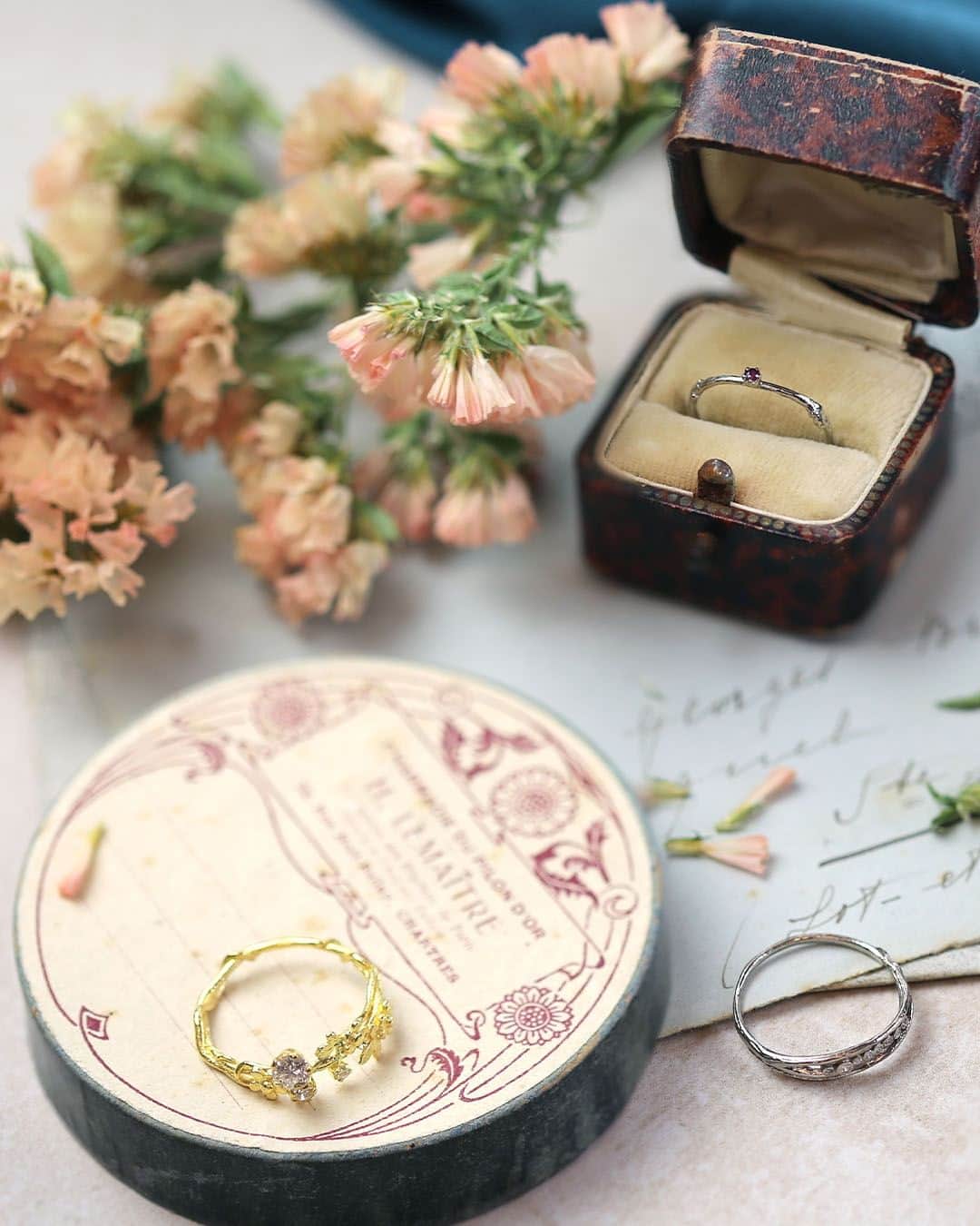 のインスタグラム：「🚨Fine Archive Sale 🚨  Our highly anticipated Fine Jewellery Sale is here! This is your chance to explore a treasure trove of extra special 18ct Gold styles before they go into our design Archive ✨  From lucky numbers and stacking rings all the way to signature diamond engagement styles, these pieces are designed to be worn and loved everyday, handcrafted in 18ct yellow, white and rose gold 🌟  Shop via the link in bio 🛍  #AlexMonroeJewellery #ResponsiblySourced #Jewellery #JewelleryLover #InspiredbyNature #NatureDesign #ArchiveSale #HandmadeinEngland #HandmadeJewellery #FineJewellery」