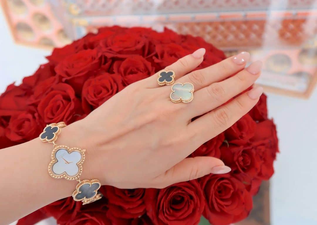 あいりんのインスタグラム：「先日、産後はじめてのネイル🩰  お花は先日パパから🤵🏼‍♂️🌹 彼らしい🩷🩷可愛い花束でした🥰 もうすぐ私はレベルアップします🎈🎂笑  #誕生日は予防接種です🤱🏼笑💉 #かぁちゃん頑張りましょ🩷」