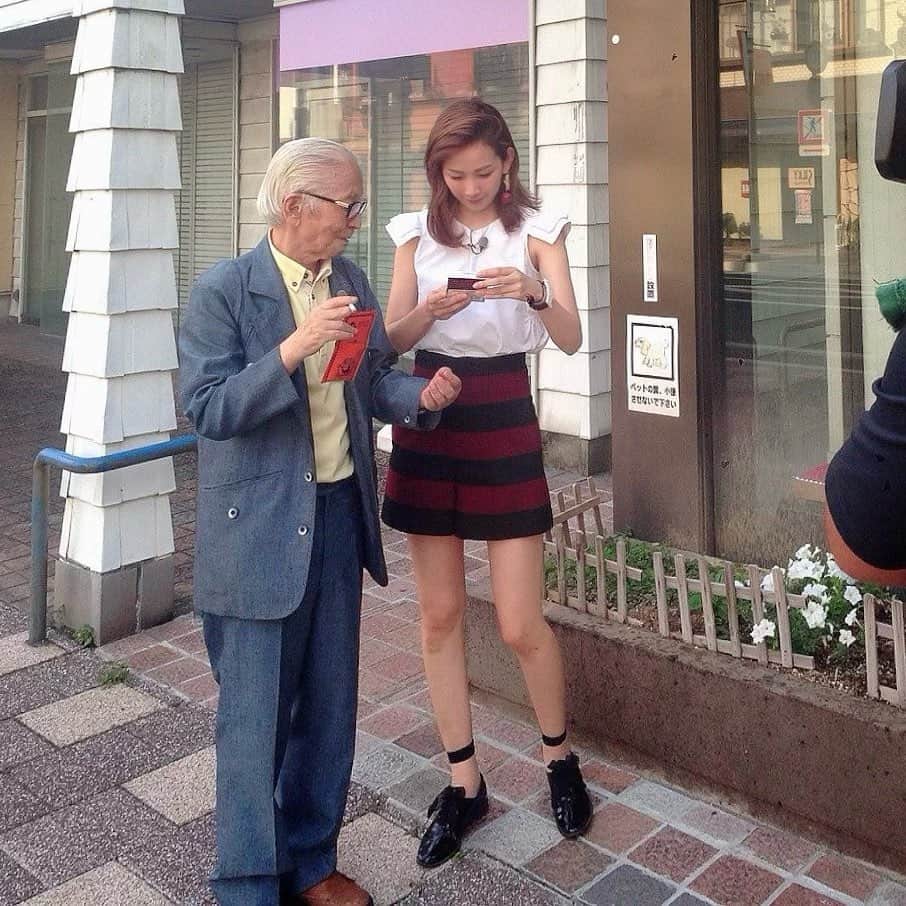 中上真亜子のインスタグラム：「. 昨日のロケ終わりにプロデューサーさんと 番組に来て頂きたいゲストの方の話をしてて わたしが名前をあげさせて頂いたとこから 色んな思い出話をしていたムツゴロウさん。まさか今日 訃報を聞くことになるなんて。  9年前にRKBのTEEN!TEEN!という番組でご一緒させて頂いたの。この世で会ってみたい方3人のうちの1人がムツゴロウさん！って10代の頃から答えてたほど興味があって大好きで。だからこのシーンもカメラまわってないんだけど 持ち物とか出してもらって 色んな話を聞いてるの😂全部丁寧に教えてくれたなあ  とにかく優しくて博学で本がお好きで でも動物的な鋭いところも 想定外の発言も チャーミングなところもあって、より大好きになりました。この時の様子が今日のタダイマ！でも流れるみたいなので よければ九州に帰って来たムツゴロウさんを観て頂けたらと思います！  ご冥福をお祈り致します。」
