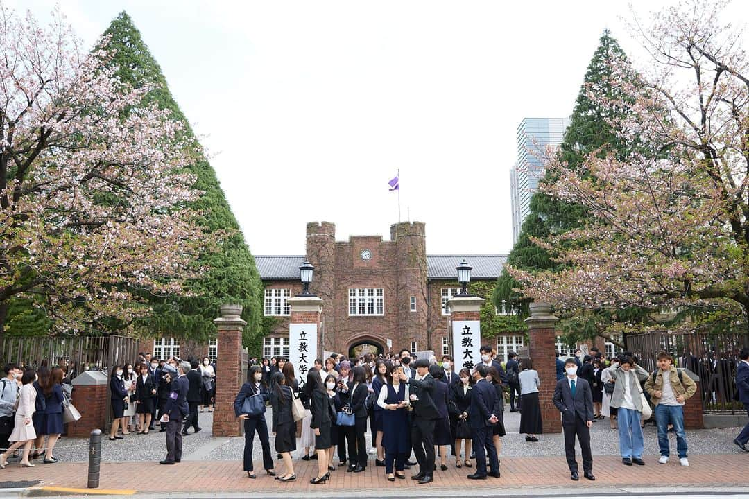 立教大学さんのインスタグラム写真 - (立教大学Instagram)「立教大学入学式⚜ 新入生の皆さん、ご入学おめでとうございます。  2023年4月5日（水） 理学部、異文化コミュニケーション学部、経営学部（経営学研究科国際経営学専攻含む）、社会学部、スポーツウエルネス学部、観光学部、現代心理学部（各研究科含む）  #立教大学入学式 #入学式 #祝入学 #入学おめでとう #春から立教 #graduation #rikkyouniversity #立教 #立教大学 #池袋 #ikebukuro #coregraphy #photography #ファインダー越しの私の世界」4月6日 15時45分 - rikkyouniv