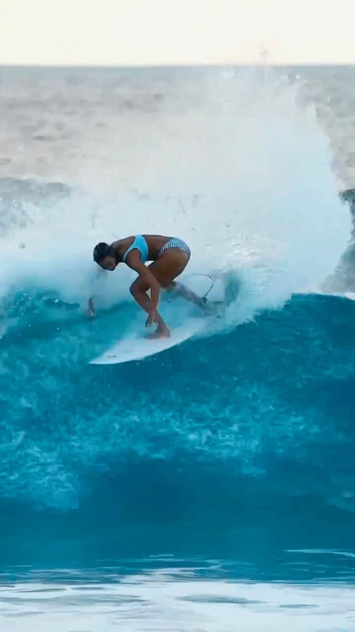 ブリアナ・コープのインスタグラム：「just finding my rhythm of the ocean❤️‍🔥✨🫶🤩 fueled by @bpnsupps  @alexhayesphoto   #surfing #waves #fun #travel #surf」
