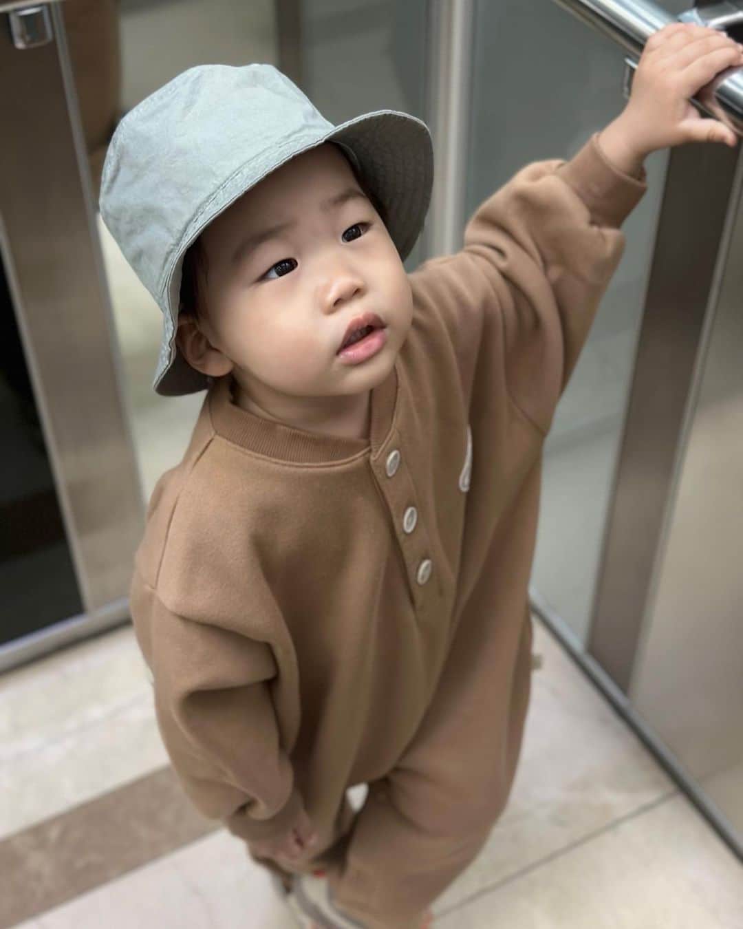 ミスラ・ジン さんのインスタグラム写真 - (ミスラ・ジン Instagram)「본 못 사이.. 많이 건방져졌군.. 😱😭 #22개월 #최이든 #edenchoi」4月6日 15時50分 - realmithrajin