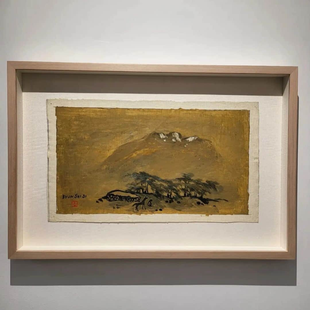 イ・グァンギさんのインスタグラム写真 - (イ・グァンギInstagram)「변시지의 화폭 속 제주는 고향을 표상하는 물리적 장소이자, 고향에 대한 개인의 기억과 심상이 투영된 장소다. 그의 제주시기 작품들은 섬, 바람, 소나무, 까마귀, 말, 소, 수평선, 태양과 같은 소재들로 메워져 변시지의 심상을 충실히 표현한다. 고향에 대한 기억과 심상의 메타포인 것이다.  박수근, 이중섭 등 한국 근현대화가들이 그러했 듯, 변시지의 작품은 서양의 재료를 취하고 있지만 자신만의 묘법으로 완성했다. 화면 구성은 절파 화풍의 편파 구도와 유사하다. 반면, 캔버스 안의 공간은 대경산수인물화에 가깝다고 볼 수 있다. 고향의 심상을 담은 변시지의 그림은 제주라는 향토적 색과 현대에서 유실되어 가고 있는 지역성을 여실히 보여준다. #변시지#한라산#대경산수인물화#근현대한국화가#제주도풍경#절파화풍#편파구도#갤러리끼용산 #이광기#바람의귀환」4月6日 15時52分 - lee_kwang_gi
