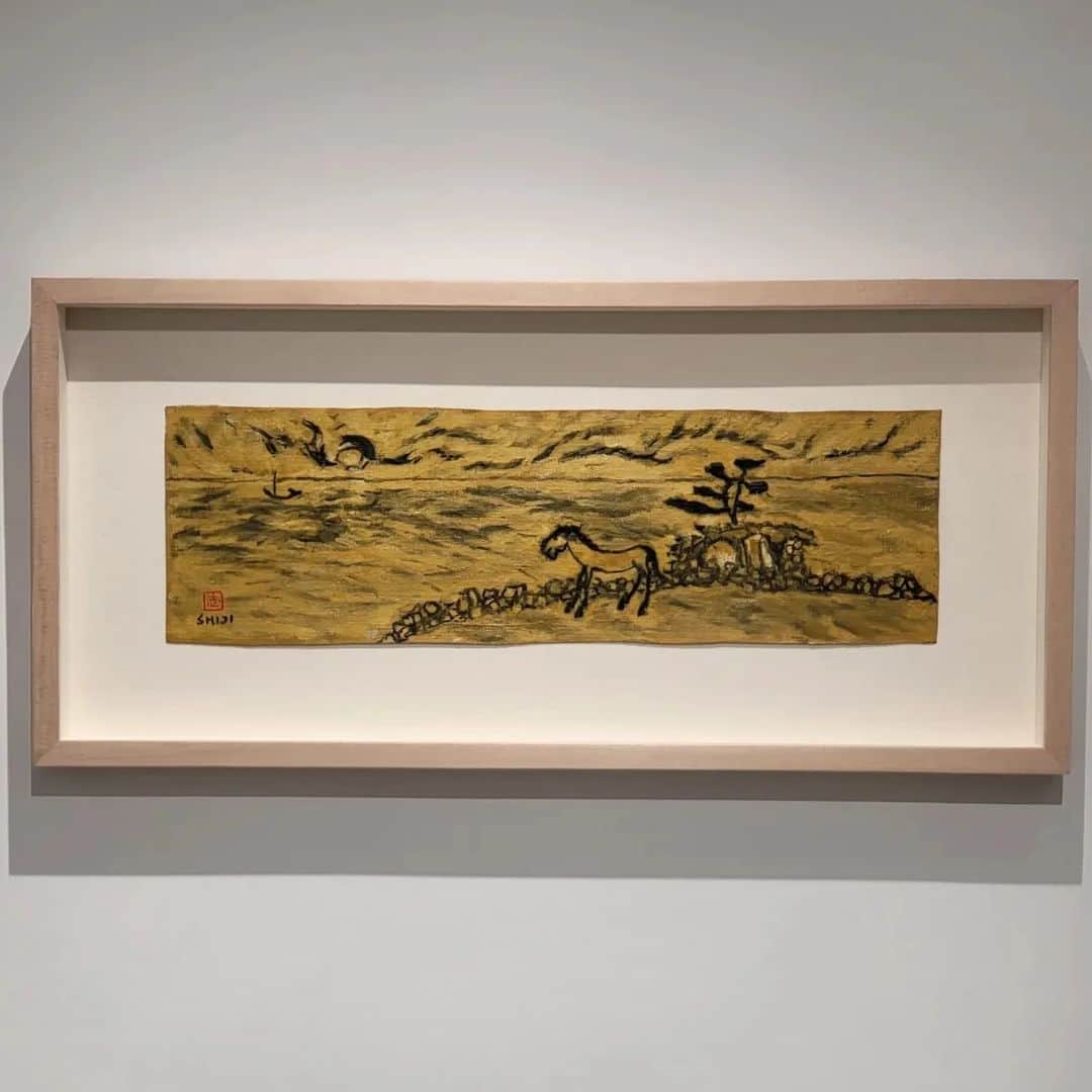 イ・グァンギさんのインスタグラム写真 - (イ・グァンギInstagram)「변시지의 화폭 속 제주는 고향을 표상하는 물리적 장소이자, 고향에 대한 개인의 기억과 심상이 투영된 장소다. 그의 제주시기 작품들은 섬, 바람, 소나무, 까마귀, 말, 소, 수평선, 태양과 같은 소재들로 메워져 변시지의 심상을 충실히 표현한다. 고향에 대한 기억과 심상의 메타포인 것이다.  박수근, 이중섭 등 한국 근현대화가들이 그러했 듯, 변시지의 작품은 서양의 재료를 취하고 있지만 자신만의 묘법으로 완성했다. 화면 구성은 절파 화풍의 편파 구도와 유사하다. 반면, 캔버스 안의 공간은 대경산수인물화에 가깝다고 볼 수 있다. 고향의 심상을 담은 변시지의 그림은 제주라는 향토적 색과 현대에서 유실되어 가고 있는 지역성을 여실히 보여준다. #변시지#한라산#대경산수인물화#근현대한국화가#제주도풍경#절파화풍#편파구도#갤러리끼용산 #이광기#바람의귀환」4月6日 15時52分 - lee_kwang_gi