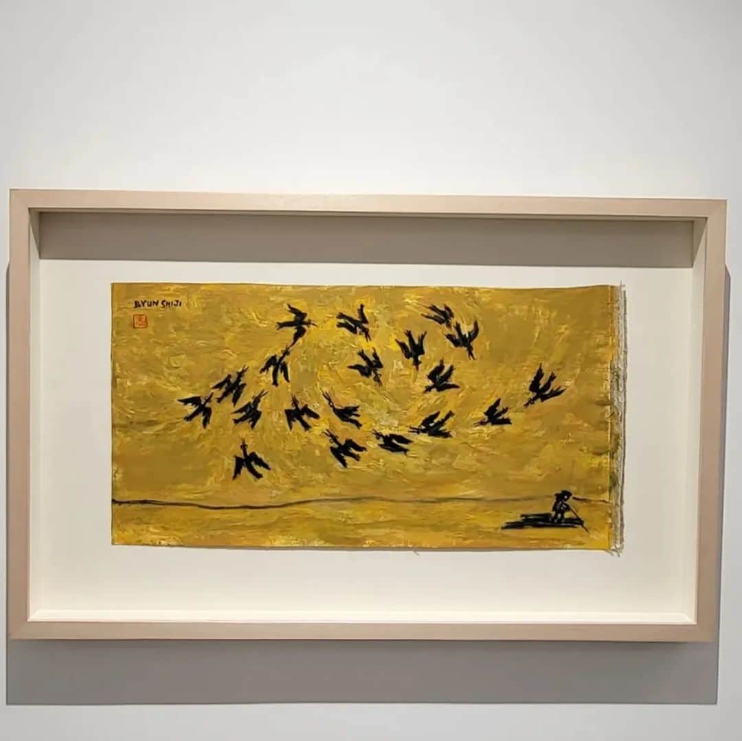 イ・グァンギさんのインスタグラム写真 - (イ・グァンギInstagram)「변시지의 화폭 속 제주는 고향을 표상하는 물리적 장소이자, 고향에 대한 개인의 기억과 심상이 투영된 장소다. 그의 제주시기 작품들은 섬, 바람, 소나무, 까마귀, 말, 소, 수평선, 태양과 같은 소재들로 메워져 변시지의 심상을 충실히 표현한다. 고향에 대한 기억과 심상의 메타포인 것이다.  박수근, 이중섭 등 한국 근현대화가들이 그러했 듯, 변시지의 작품은 서양의 재료를 취하고 있지만 자신만의 묘법으로 완성했다. 화면 구성은 절파 화풍의 편파 구도와 유사하다. 반면, 캔버스 안의 공간은 대경산수인물화에 가깝다고 볼 수 있다. 고향의 심상을 담은 변시지의 그림은 제주라는 향토적 색과 현대에서 유실되어 가고 있는 지역성을 여실히 보여준다. #변시지#한라산#대경산수인물화#근현대한국화가#제주도풍경#절파화풍#편파구도#갤러리끼용산 #이광기#바람의귀환」4月6日 15時52分 - lee_kwang_gi