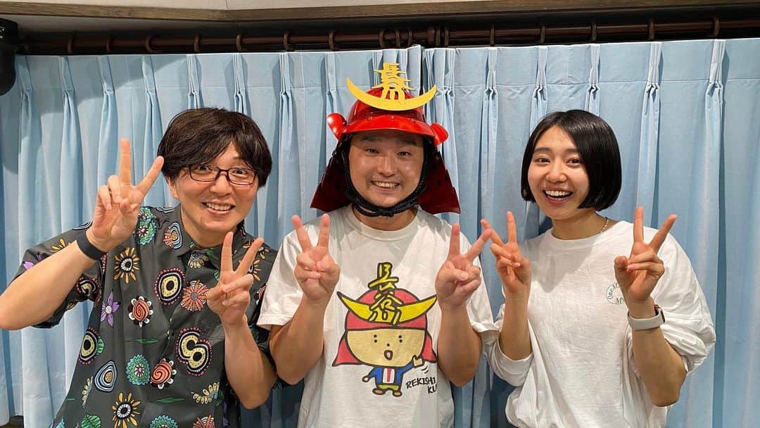 長谷川ヨシテルのインスタグラム：「TBSラジオ『こねくと』に出演してきましたよ〜!!  出番後にパーソナリティの石山蓮華さんと、木曜パートナーの土屋礼央さんと1枚🏯  新番組の新コーナーの初ゲスト！ 非常に光栄でした〜！  タイムフリーがありますので、是非に及ばす聴いてね〜📻  https://radiko.jp/share/?t=20230406130000&sid=TBS   #こねくと #tbsラジオ」