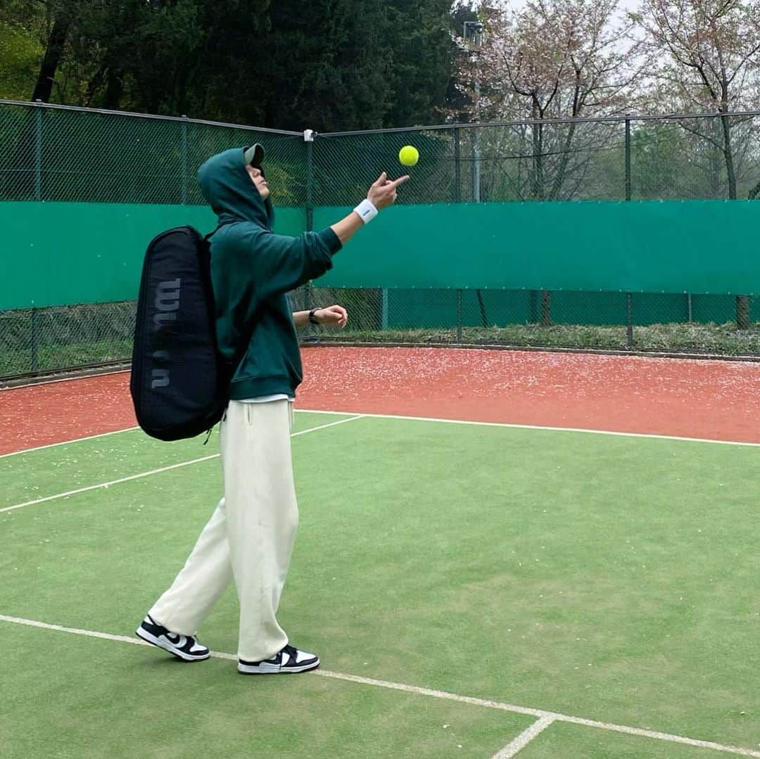 シン・ジフンのインスタグラム：「오 테 완 🎾  슬슬 제대로 시작해볼까?」