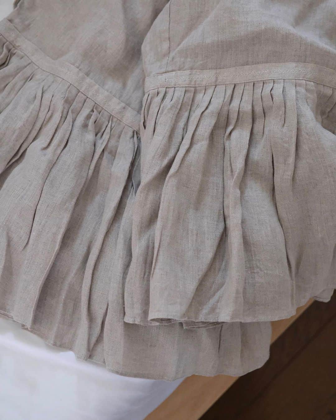 佐藤香菜さんのインスタグラム写真 - (佐藤香菜Instagram)「新しく誕生したブランド、 @herni_lingerie エルニ の インタビューで撮影していただいた2枚目の写真、 フランスのvintageスカートに エルニのペチコートパンツを重ねてみました。 ベルギーリネンが清涼感あって、 何回か履いているうちにどんどん柔らかくなる。 わたしは昔から小公女とか若草物語とかの世界観が 大好きだけど、なんせ背が170超えなので..甘くなりすぎるとゴスロリ。笑 でもエルニのこれは広がりすぎず、 フリルというよりプリーツ、なので すっきり着れてお気に入り。 数ヶ月前、直接ブランドのコンセプトを聞いてから楽しみにしていて ついに伊勢丹新宿店の3Fで手に取れる機会がスタートしたようです。  4月5日(水)～4月18日(火) @herni_lingerie @isetan_shinjuku_malingerie   フランステイストなものがお好きな方にもツボなはず。 ランジェリーだけどちゃんとお洋服。 ぜひ立ち寄ってみて〜〜」4月6日 16時09分 - kana__sato622