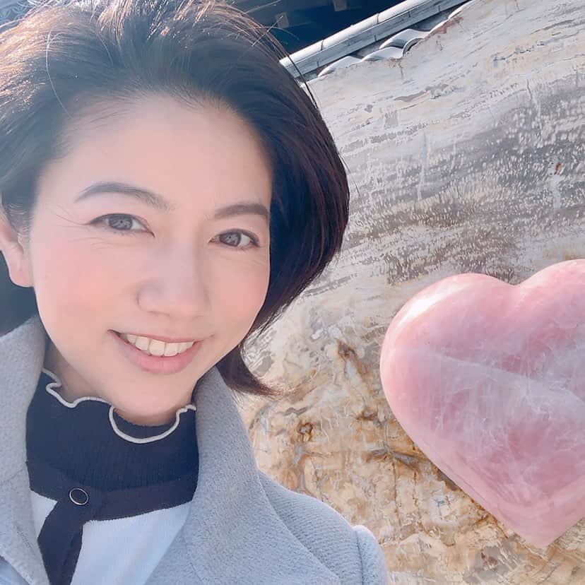 甲斐まり恵さんのインスタグラム写真 - (甲斐まり恵Instagram)「原産ブラジル　1500kgの茶水晶 スモーキークォーツ 運気爆上がりになる石だそうで、皆様にもお裾分け✨  ロダン&ユトリロ専門の美術館🖼  観るところが多い上に 素敵な喫茶店もあり☕️ゆっくりできます◎  コーヒーカップはショーウィンドウの中から好きなモノを選べるのも嬉しい✨💖  超絶おすすめの美術館です‼️  ⚠︎水晶エリアは撮影OKになってます  #西山美術館  #ロダン #ユトリロ #パワーストーン #喫茶店 #スモーキークォーツ #茶水晶 #ローズクォーツ #アメジスト #運気上昇」4月6日 16時19分 - marie_kai_0613