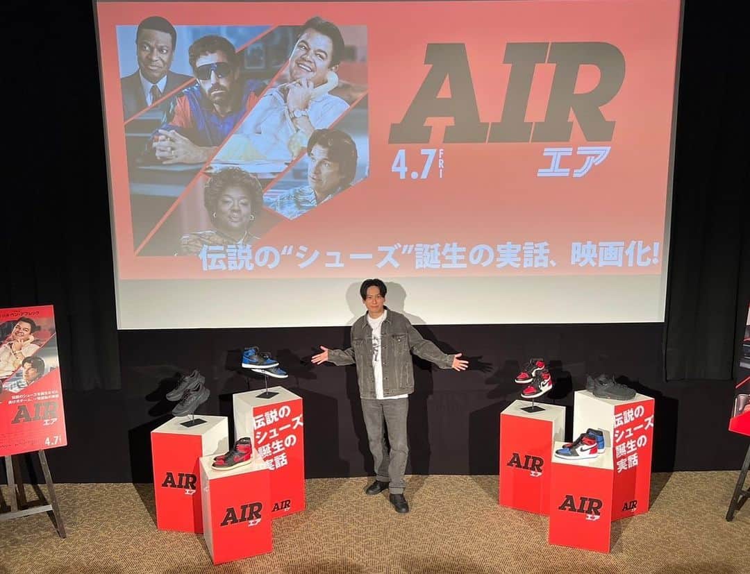 山下健二郎さんのインスタグラム写真 - (山下健二郎Instagram)「映画『AIR/エア』公開直前イベントに登壇させていただきました！👟👟  伝説のナイキシューズ“エア ジョーダン”。🏀🏃  シューズ誕生までの感動の実話を描く『AIR/エア』が4月7日(金)に全国ロードショー！！  #めちゃくちゃおもろかった #ジョーダンシカゴ欲しい」4月6日 16時20分 - 3jsb_kenjiro_official