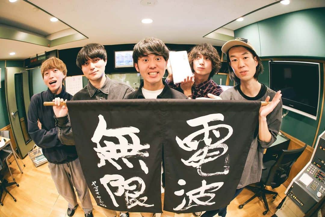 のインスタグラム：「2018.04.〜2023.03. FM802 RADIO∞INFINITY . 樋口大喜が担当する #RI802 は最終回を迎えました。 . いろんなことを思い返していました。 2018年、番組が始まる前の懇親会で、ある方に「お前にインフィニティができんのか？できへん」と言われて腹を立てていたこと、それを隣で「大丈夫や」と清水音泉の清水さんに慰められていたことを思い出します。 . 「できんのか？」と言われたことも今はそれも「愛だった」と思えるけど当時は腹を立てて、とにかく「やってやろう」と思ってたんです。 . でも、それは間違いでした。自分一人で「やろう」というのは、ちょっと違う。 ラジオは、ミュージシャンの血と汗の結晶である「音楽」と、あなたのメッセージによってできている。 そして、ラジオDJはスパイス。オーガニックなスパイスで、それぞれの素材を活かすこと。 . そんなことに気がついたのは2020年。 ライブハウスシーンの音楽を中心にお届けしている、この番組に影が差した。それが、コロナでした。 . その時にもらったメッセージ。 「いつもこの番組に、ライブハウスから鳴る音楽に、エネルギーをもらっている」 「今度は自分たちが恩返ししていきたい」 . そんなメッセージをもらった時に、ただひたすらに、彼らの音楽を伝えていきたい。 この番組は、ミュージシャンが更に高く飛ぶための滑走路となる番組。 そして、ライブハウス、イベントプロモーター、レコード会社、そして何より、聴いているあなたの想いが集まる、ターミナル番組。 . そんなことを、ようやく言語化できて、コロナの状況も落ち着いた2023年春に、番組を卒業することになりました。 . これからというタイミングでの番組卒業は悔しい気持ちもありますが、この暗雲をみんなと一緒に乗り越えられたこと、そして番組が継続して、バトンが繋がったことは、本当に嬉しいです！！ . これも全て、あなたのおかげ！ どうもありがとうございました！ . 写真 @nabespg なべさん！」