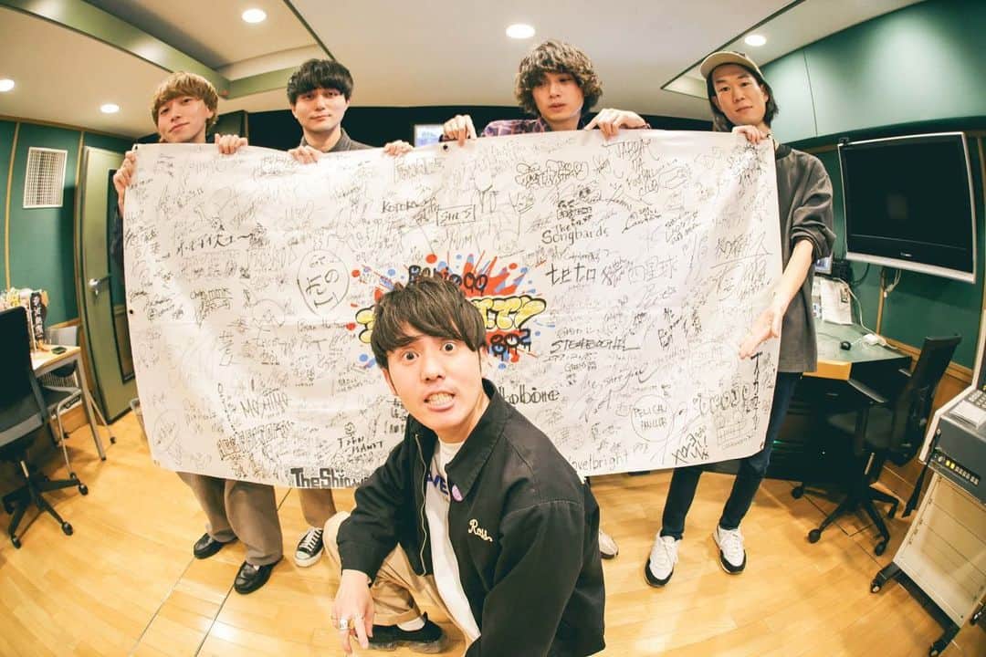 のインスタグラム：「2023.03.28. ハンブレッダーズ . おもろいくらい泣いて目が腫れてる！笑 ツアー中にも関わらず最終回に駆け付けてくれたハンブレッダーズ。思い返せば、たくさんの思い出がありますね。フレンド申請やジングルもお世話になりまくり！ . 最後は大好きな「ライブハウスで会おうぜ」を披露してくれました。このコロナ禍で支え続けてくれた曲です。 . . . この番組は、音楽のドキュメンタリー番組です。 ジャーナリズム的な精神を持って、音楽の鳴る場所に足を運び、自分の目で見て、体で感じて、それを愛を持って届ける。 . この春で13年。脈々と続いてきた音楽の歴史、ビッグデータがある。その全ての管理、バックアップをしてくれていたのは、#RI802 番組チームです。ありがとうございました。 . ラジオは受け手の想像力が必要なメディアだと思います。好きだと思うものを、ひたむきに届ける。その単なる空気の振動を思いに変えてくれるのは、これからも、あなたです！ . また音の鳴る場所で、ライブハウスで会おうぜー！！！」