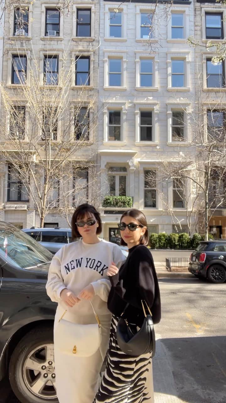 コチネレのインスタグラム：「Everyday life stories. With their Coccinelle Magie and Coccinelle Priscilla, @moustachic and @aliceperrella live like true New Yorkers.  #CoccinelleGoestoNY #SS23 #CoccinelleMagie #CoccinellePriscilla」