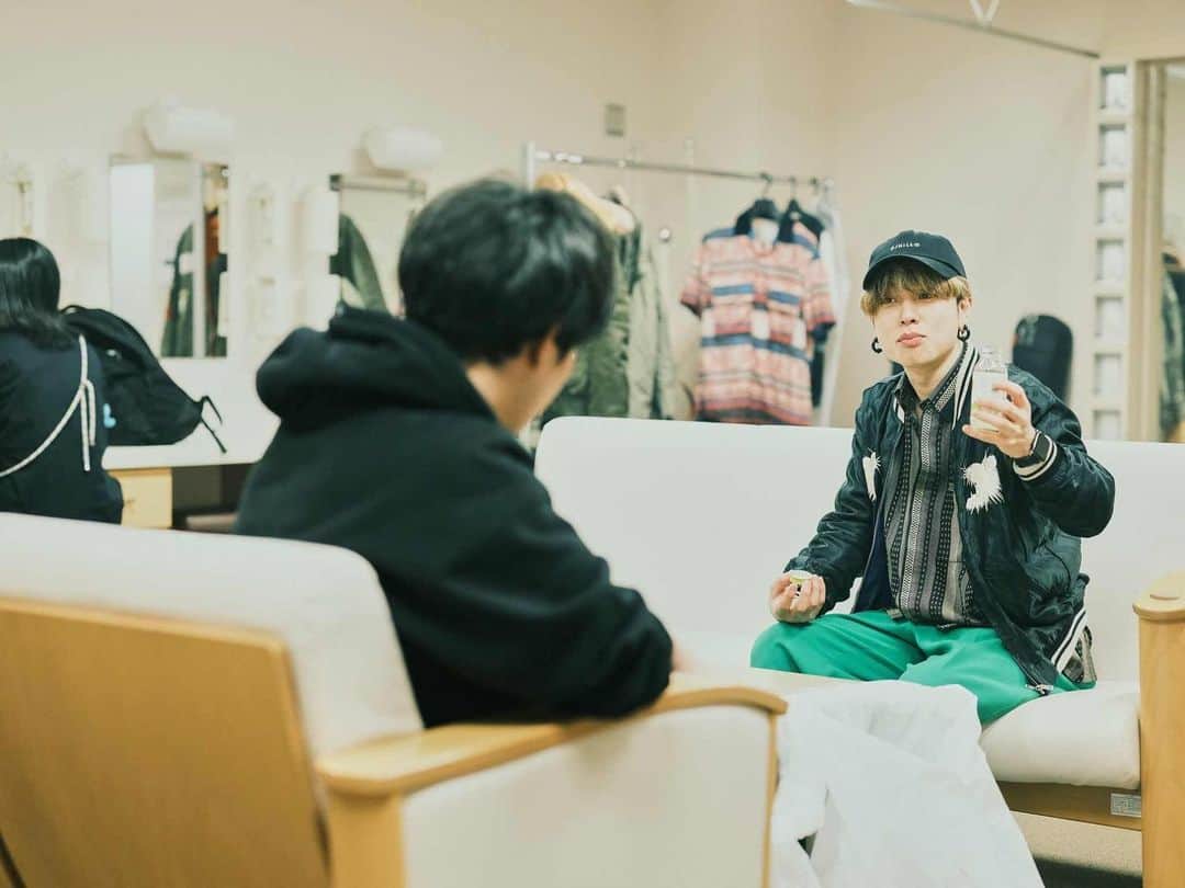 石原慎也のインスタグラム：「「副業とか興味ない？」すな  #すな #友達からランチの誘い来て #ファミレス行ったら #知らない人隣にいる時あるよね #あるある #友達だったので #洗剤だけ買った #それから10年連絡つかない  #ここのコーヒーうっめぇえええ #って水みたいに飲んでたら #ホンマに水 #ってくらい友達ってだけで疑わなかった #まっしろけっけ #なんそれ  #なんそれ」