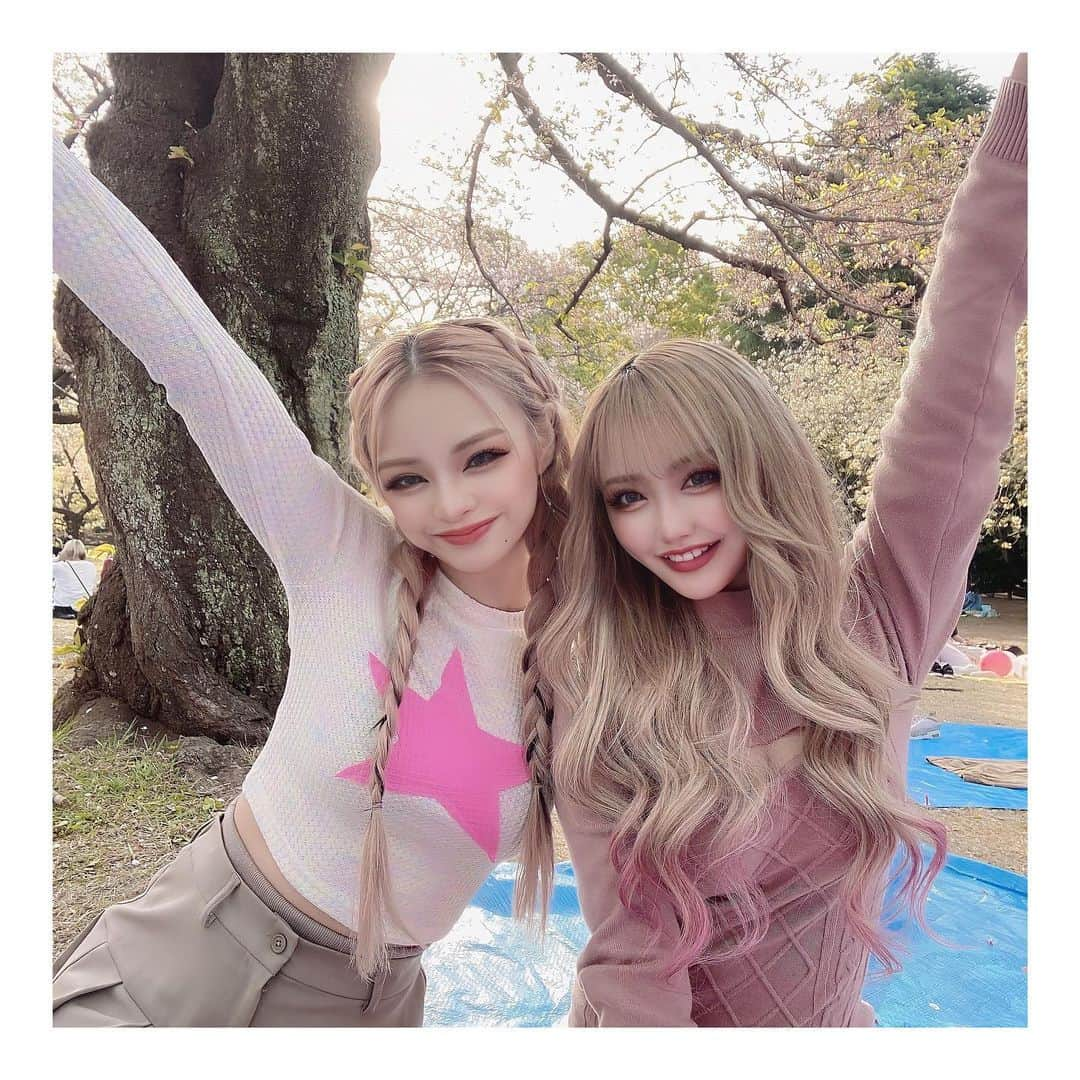 りせりさんのインスタグラム写真 - (りせりInstagram)「🌸 @maaaami79 ちゃんと 🌸 ⁡ ⁡ ⁡ ずっと写真撮りたいって言っててやっと撮れた🥹 お花見企画の時に撮ったやつ✨ ⁡ めっちゃ可愛い〜最高うれしい🎶 お花見こんなにしっかりいっぱいしたの今年が初めてかも！ たのしかった😋 ⁡ ⁡ ⁡ #お花見 #桜 #可愛い @rsr_0717  #お花見 #桜 #可愛い #egg #モデル #企画 #ユーチューブ #お洒落 #ファッション #コーディネート #ピンク #仲良し #撮影 #春 #sakura #cute #model #fashion #coordinate #pink #friend #gal #make #instagram #instagood」4月7日 17時00分 - rsr_0717