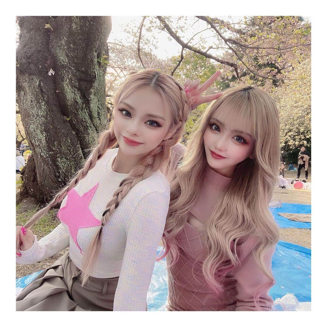 りせりさんのインスタグラム写真 - (りせりInstagram)「🌸 @maaaami79 ちゃんと 🌸 ⁡ ⁡ ⁡ ずっと写真撮りたいって言っててやっと撮れた🥹 お花見企画の時に撮ったやつ✨ ⁡ めっちゃ可愛い〜最高うれしい🎶 お花見こんなにしっかりいっぱいしたの今年が初めてかも！ たのしかった😋 ⁡ ⁡ ⁡ #お花見 #桜 #可愛い @rsr_0717  #お花見 #桜 #可愛い #egg #モデル #企画 #ユーチューブ #お洒落 #ファッション #コーディネート #ピンク #仲良し #撮影 #春 #sakura #cute #model #fashion #coordinate #pink #friend #gal #make #instagram #instagood」4月7日 17時00分 - rsr_0717