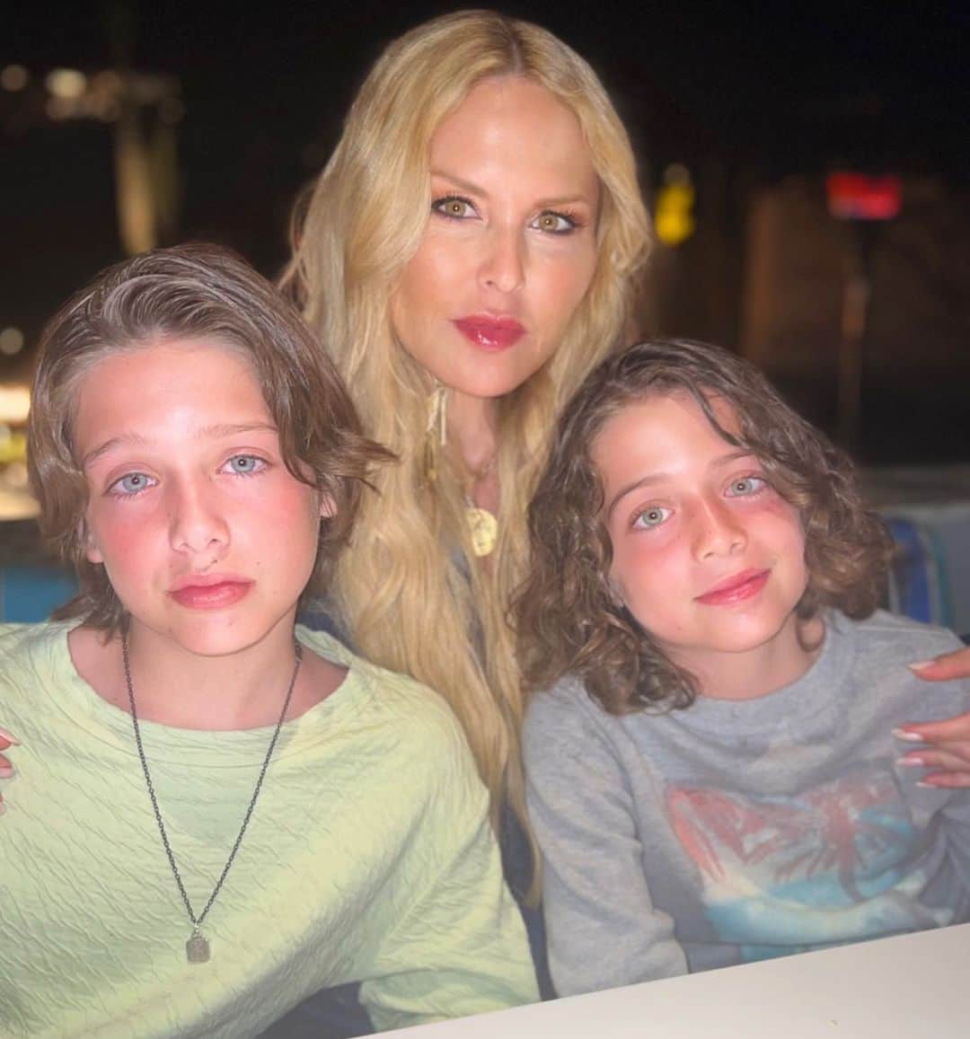 レイチェル・ゾーのインスタグラム：「Grateful for these boys who give me love and life and the reason to take a break from the insanity once in a while. I never understood the purpose of a weekend or an actual break for 15 years before these babies made me a Mommy..anyone else ?Soaking it all up and holding on to them extra tight for as long as they let me. 🥰❤️ #boymom #thisisus」