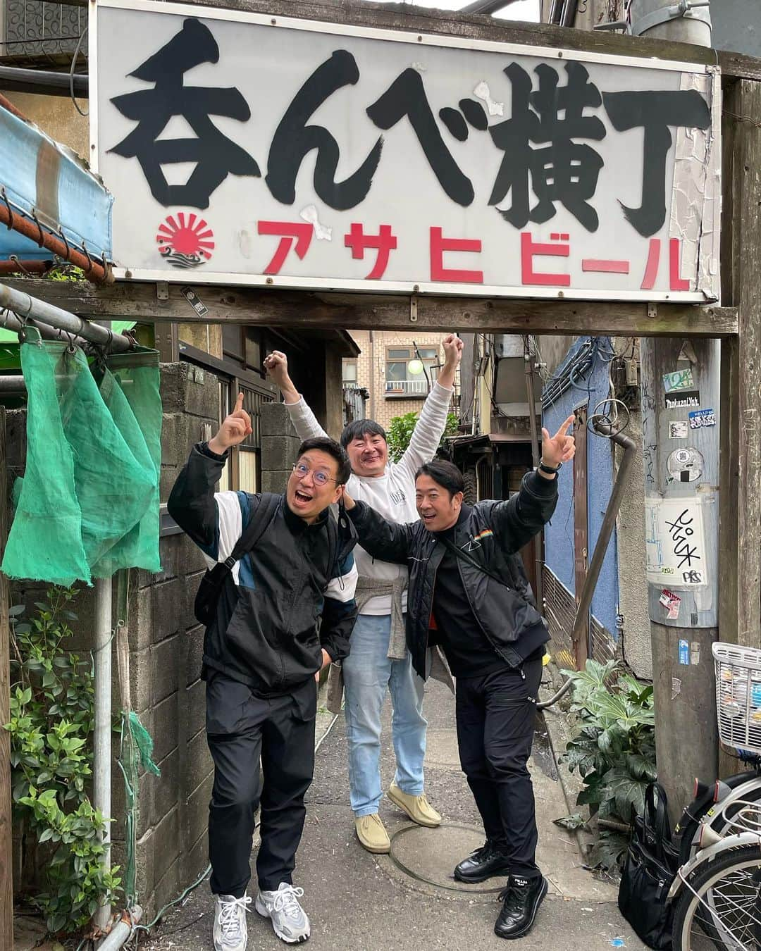 田中律子さんのインスタグラム写真 - (田中律子Instagram)「京成立石飲んだくれツアー🍺  右京さん、クック、金ちゃんと、4人でお昼から立石へ✊🏼 いやー、飲んだ、食べた、笑った🤣🤣🤣  駅前にある、立ち食いの栄寿司🍣もーね、中では写真🆖なので外観だけだけど、美味しいんだなー🤤1人2000円ほどで大満足✨ハマグリの握りが美味しかった👏🏼  倉井ストアー✌🏼お父さんお母さんの手作りお惣菜のお店。飲み物はセルフで飲んだ缶をテーブルに並べます🍺サツマイモの天ぷらに、自家製焼売、焼豚が絶品❗️携帯忘れたら、自転車でお父さんが追いかけてきてくれた😆ホントありがとうございました🙏  おでん二毛作🍢濁り酒が美味しくて、トマトのおでんや、トンゴロイワシの唐揚げがめちゃ美味でした❤️  宇ち多"立石と言えば、このモツ煮とモツ焼き、かなり厳しいルールがあります😅初心者は良く知ってる方と行かないとオーダーすら大変です😭  のんべえ横丁にある、しらかわ🍺私がカラオケ🎤で、歌ったら、カウンターにいた女の子が泣いた🥲思わず抱きしめました🤣  立石のこののんべえ横丁も、あと少しで建て壊しになり、新しいビルになります🥺残念だよねぇ、この雰囲気、この空気感、この景色が最高なのになぁ🥲  5軒はしご酒して、1人1万円ちょいでしたーー👏🏼👏🏼👏🏼👏🏼👏🏼  #立石  #のんべえ横丁  #昼飲み  #栄寿司  #倉井ストアー #二毛作 #宇ち多ﾞ  #しらかわ #みんな最高  #みんなありがとう」4月6日 16時47分 - ri2kotanaka